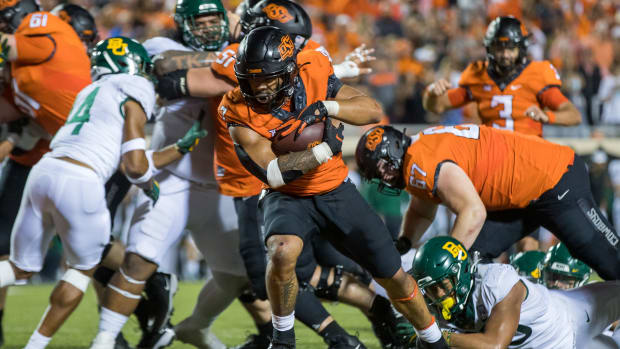 Oct 2, 2021; Stillwater, Oklahoma, USA; Oklahoma State Cowboys running back Jaylen Warren (7) scores a touchdown during the fourth quarter against the Baylor Bears at Boone Pickens Stadium. Mandatory Credit: Brett Rojo-USA TODAY Sports